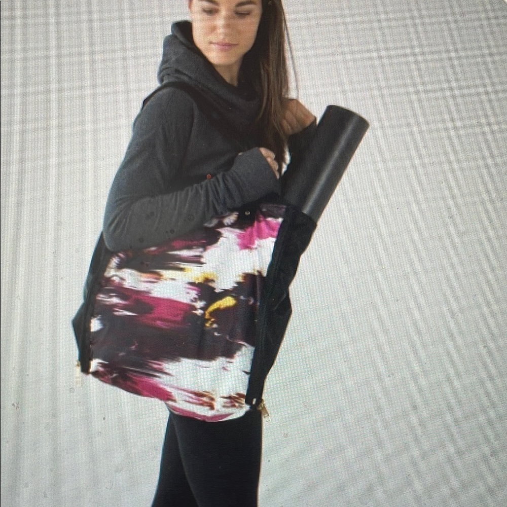 Lululemon bring it om Women's expandable Tote Bag